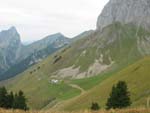 Le retour par les chalets Toper sous le col de Verne