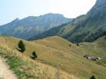 Les chalets des Nantets, et le col au loin 