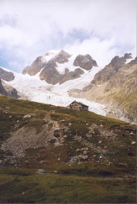 (2150m) Le refuge Elisabeth Soldini, le glacier de la le Blanche, et le Petit Mont Blanc !  