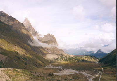 (2130m) L'aiguille Noire de Peuterey et le lac Combal juste avant la moraine du glacier du miage.