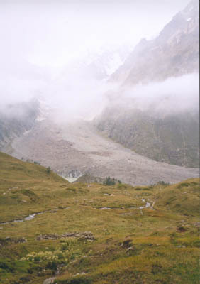 (2363m) Enfin on voit le glacier du Miage recouvert de cailloux, et le lac au milieu des crevasses .