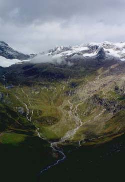 (2110m) La montagne de la seigne et ses cascades.