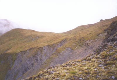 (2463m) Le col au loin, la ravine  gauche... 